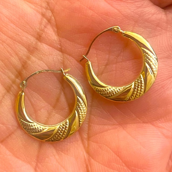 10k gold textured hoop earrings - Picture 3 of 3
